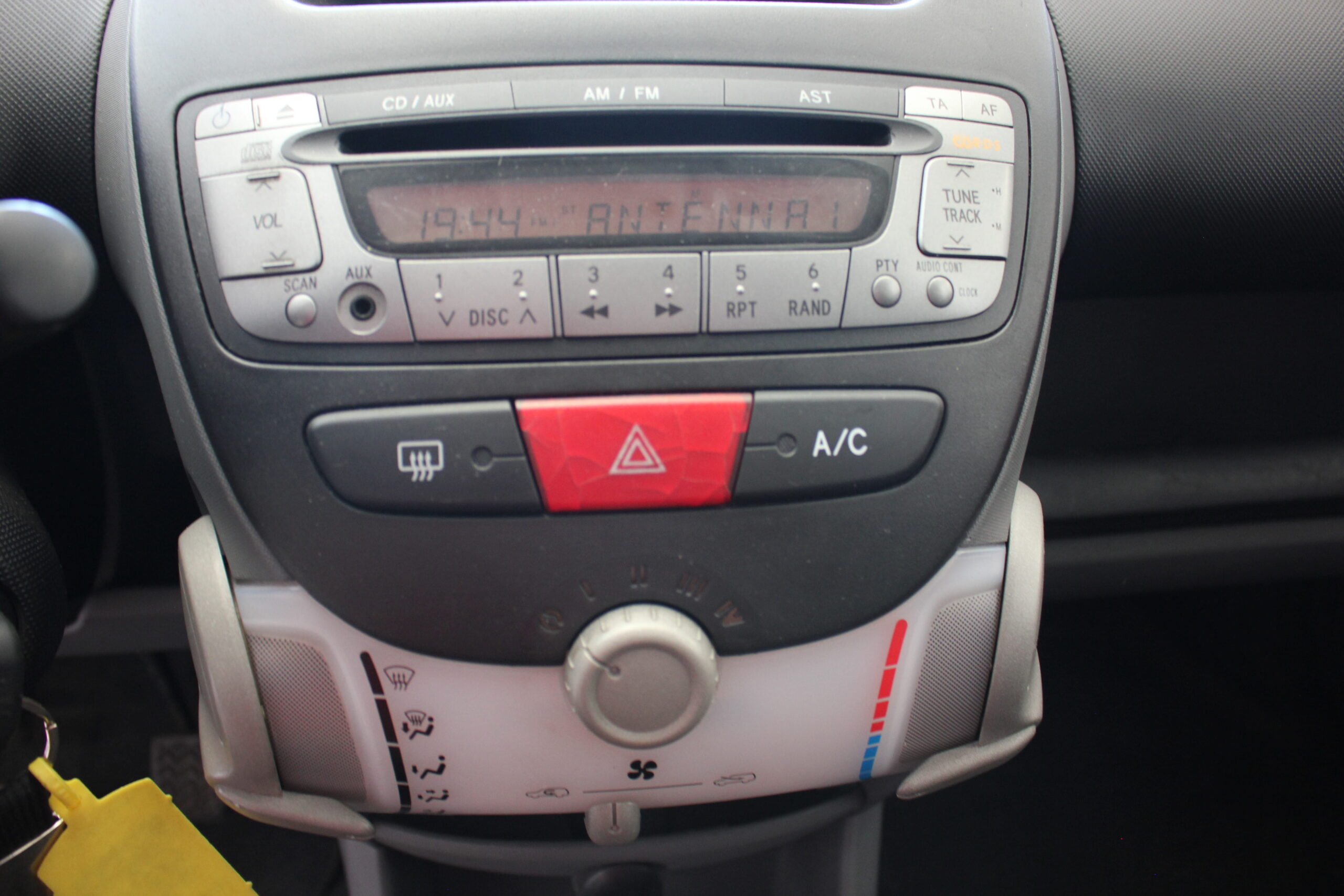 TOYOTA AYGO 1.0 VVT 68 CV SOL - immagine 16